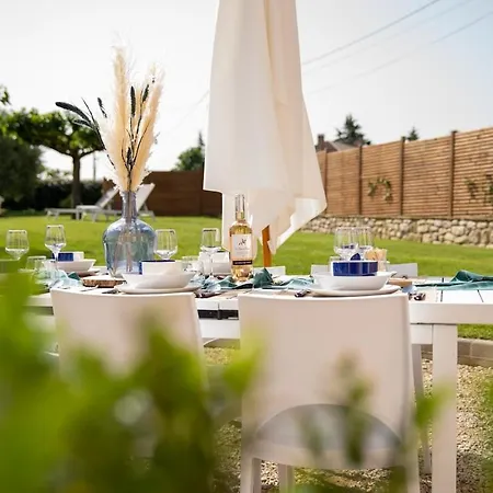 Domaine De Vizols-gite 4 Etoiles Piscine 15p * Garrigues (Tarn)