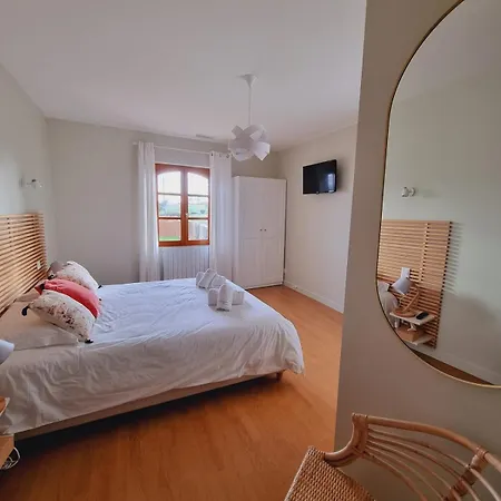 Prázdninový dům Domaine De Vizols-gite 4 Etoiles Piscine 15p
